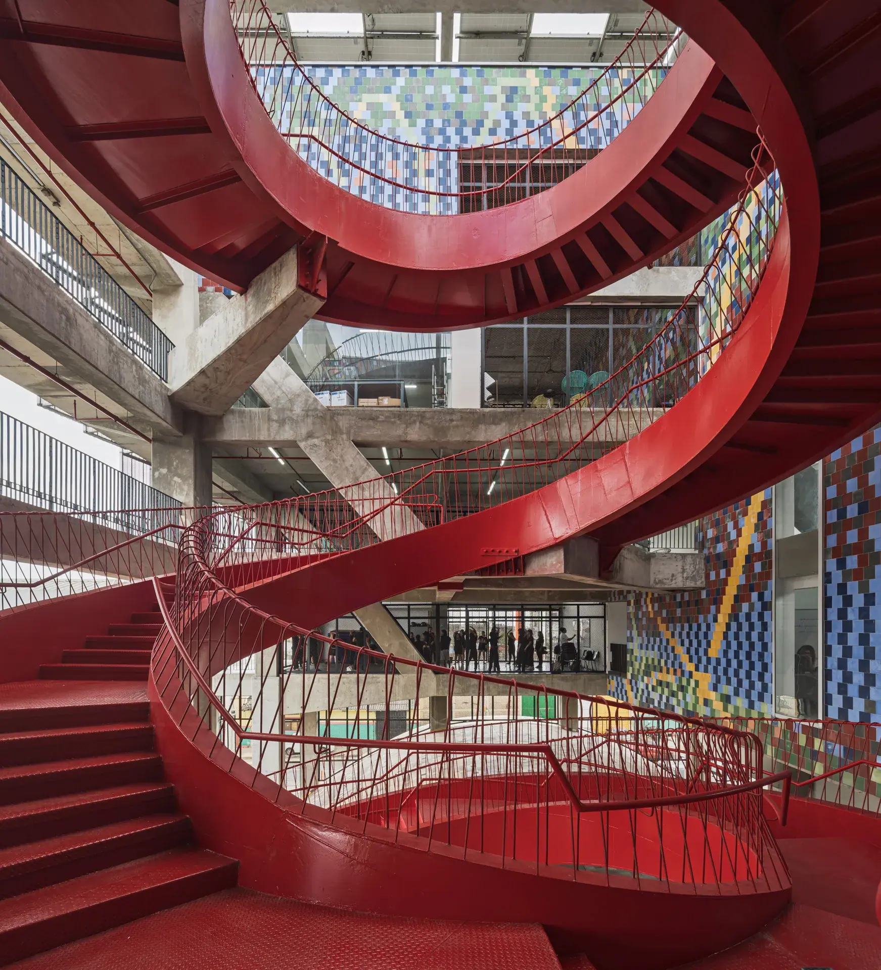 Gimnasio y talleres de arte con estructura de concreto e iluminación.